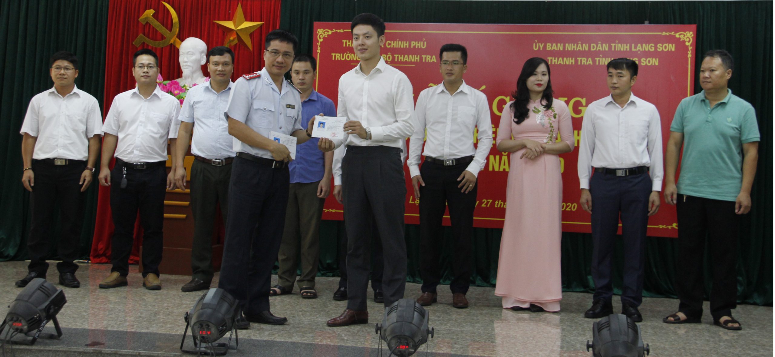 TS Trịnh Văn Toàn Phó Hiệu trưởng Trg CBTT trao CC cho hv