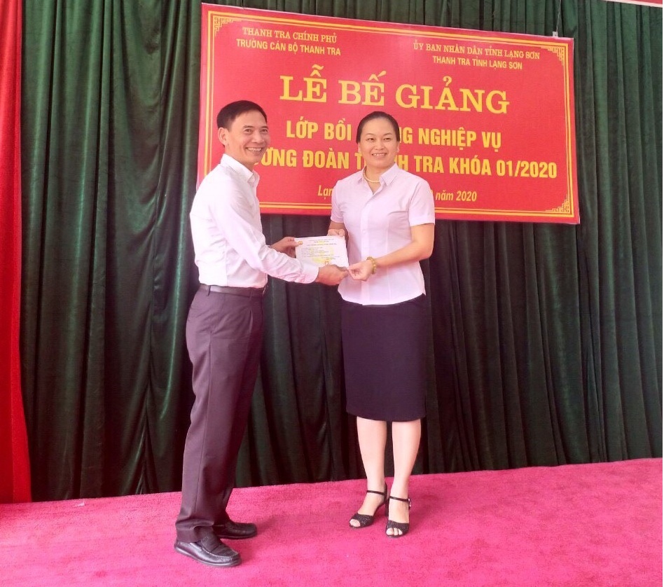 HIệu trưởng nhà trường trao chứng nhận cho hv