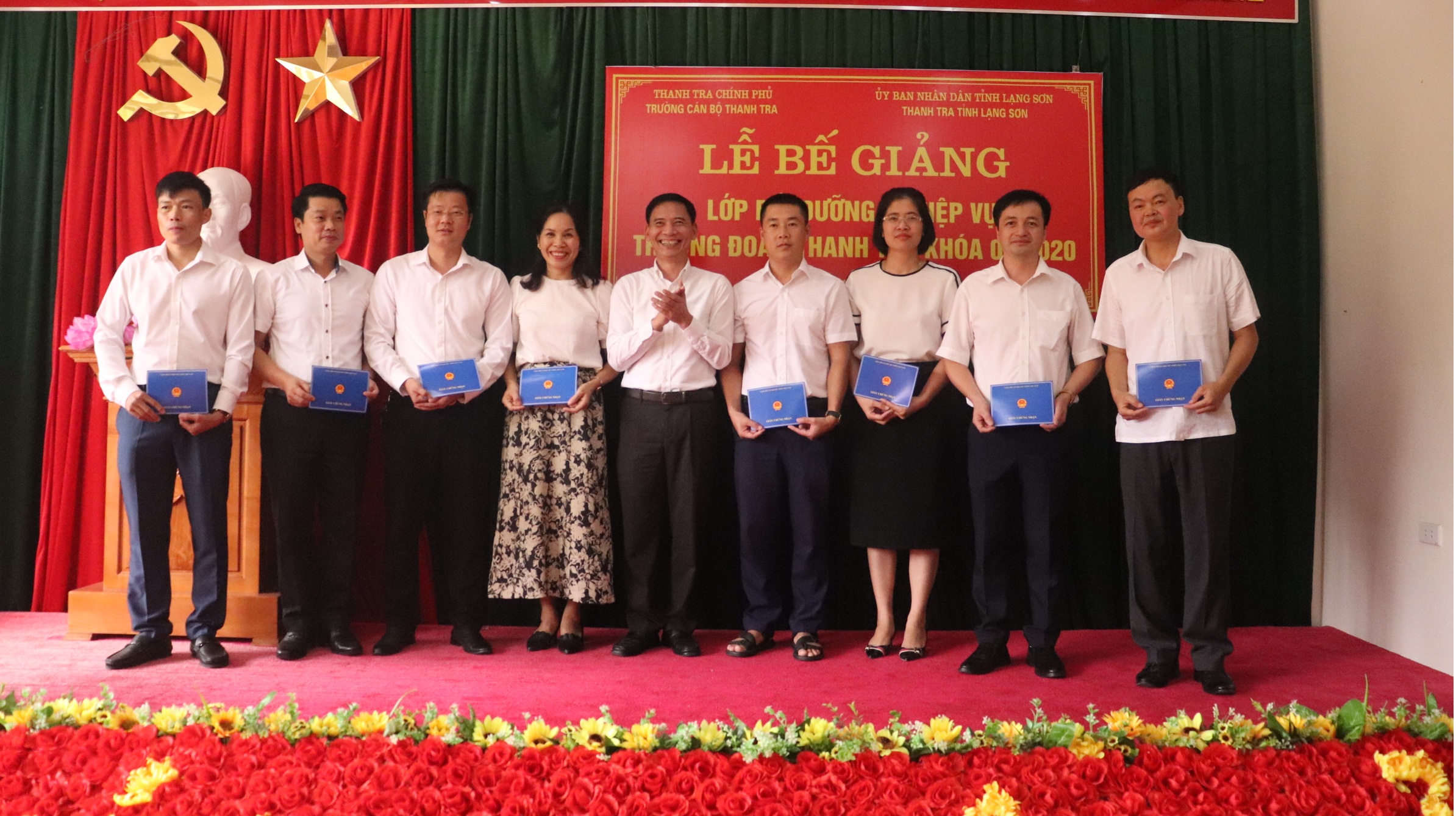 Ông Vũ Văn Chiến TTVCC HIệu trưởng trg CBTT trao chứng nhận cho học viên