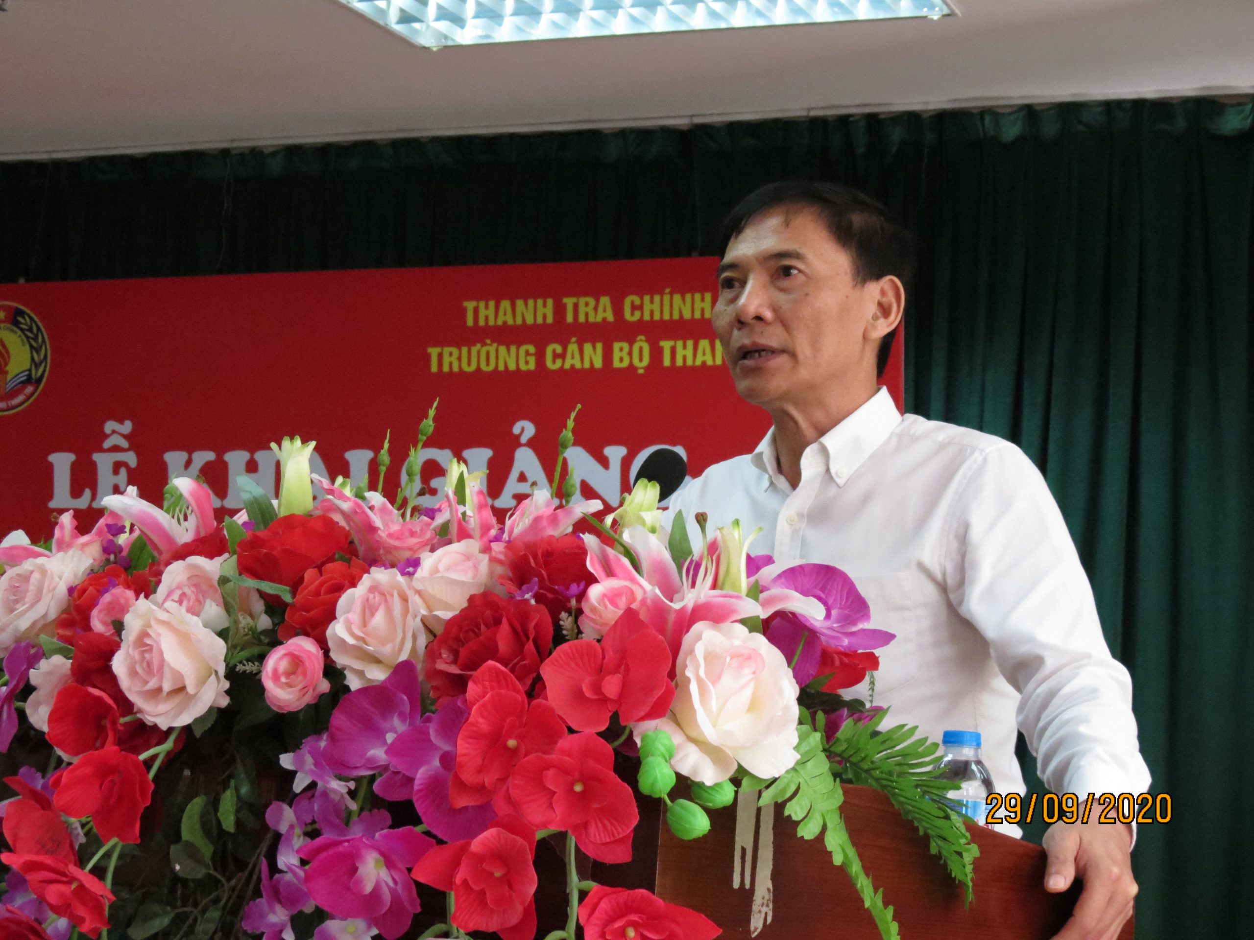 Ông Vũ Văn Chiến TTVCC HT Nhà trg phát biểu khai giảng khóa học