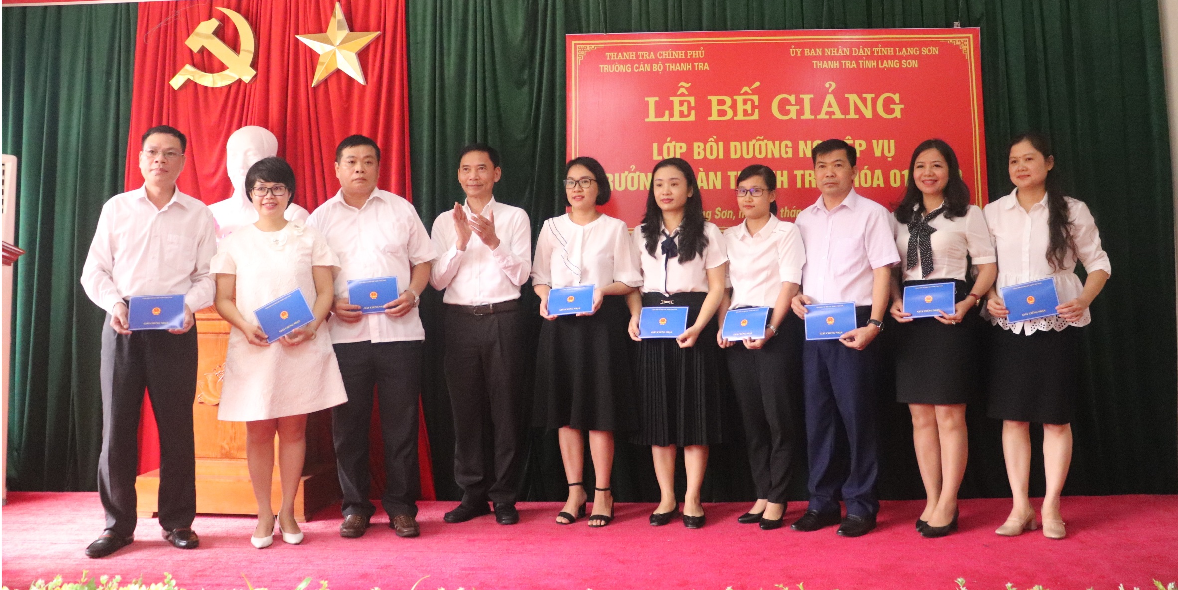 Ông Vũ Văn Chiến TTVCC HT nhà trg trao chứng nhận cho học viên