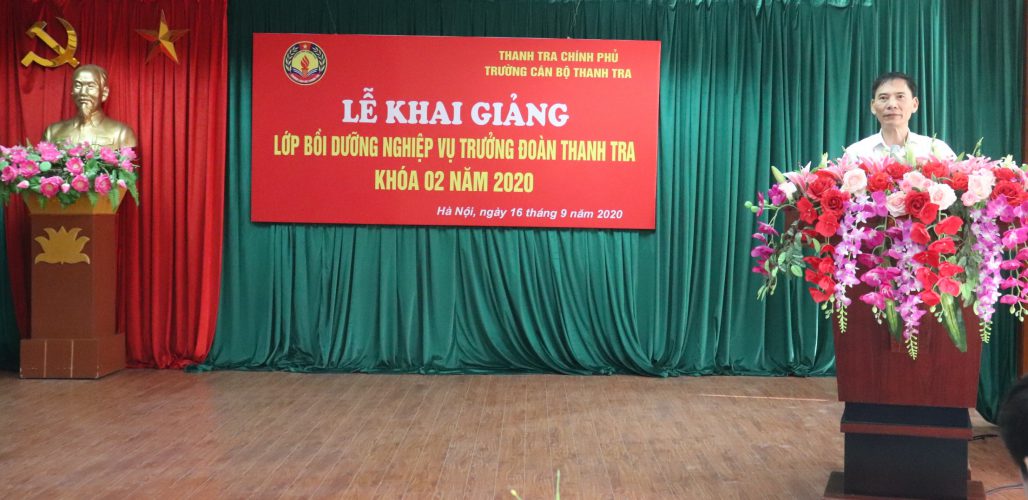 Ông Vũ Văn Chiến TTVCC Hiệu trưởng trg CBTT phát biểu khai giảng khóa học