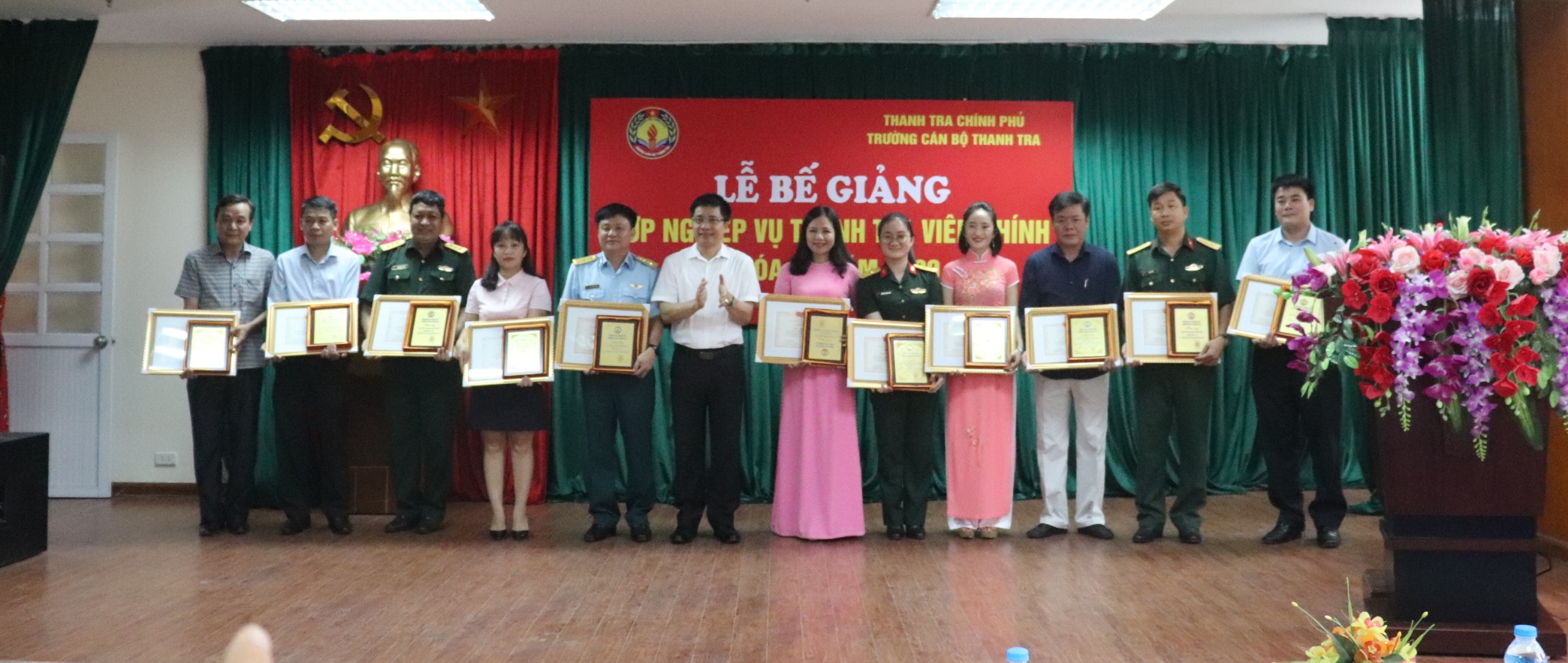 TS Trịnh Văn Toàn PHT trg CBTT trao giấy khen cho học viên