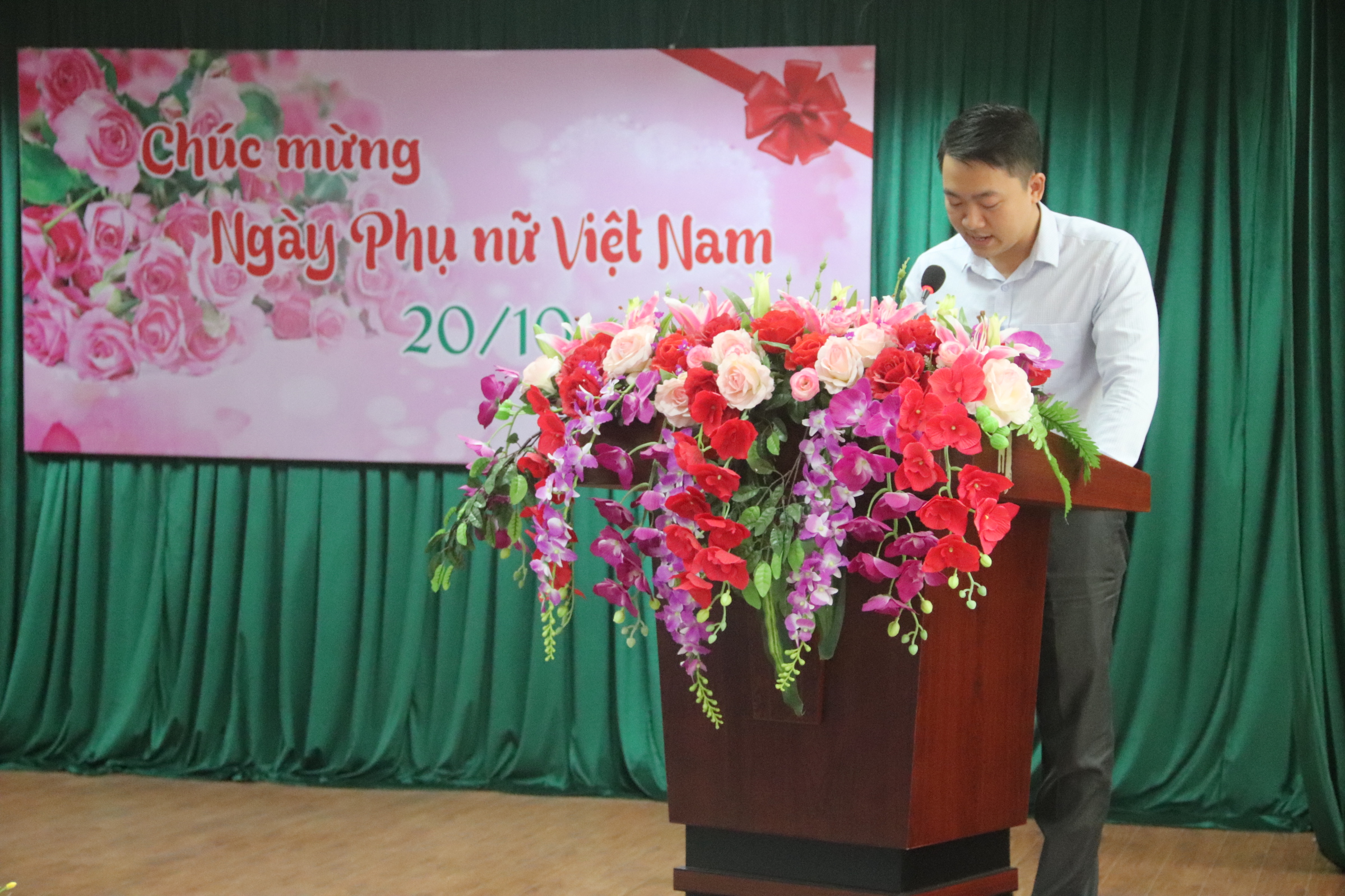 Bí Thư Đoàn Thanh niên chúc mừng chị em nhân ngày 20 10