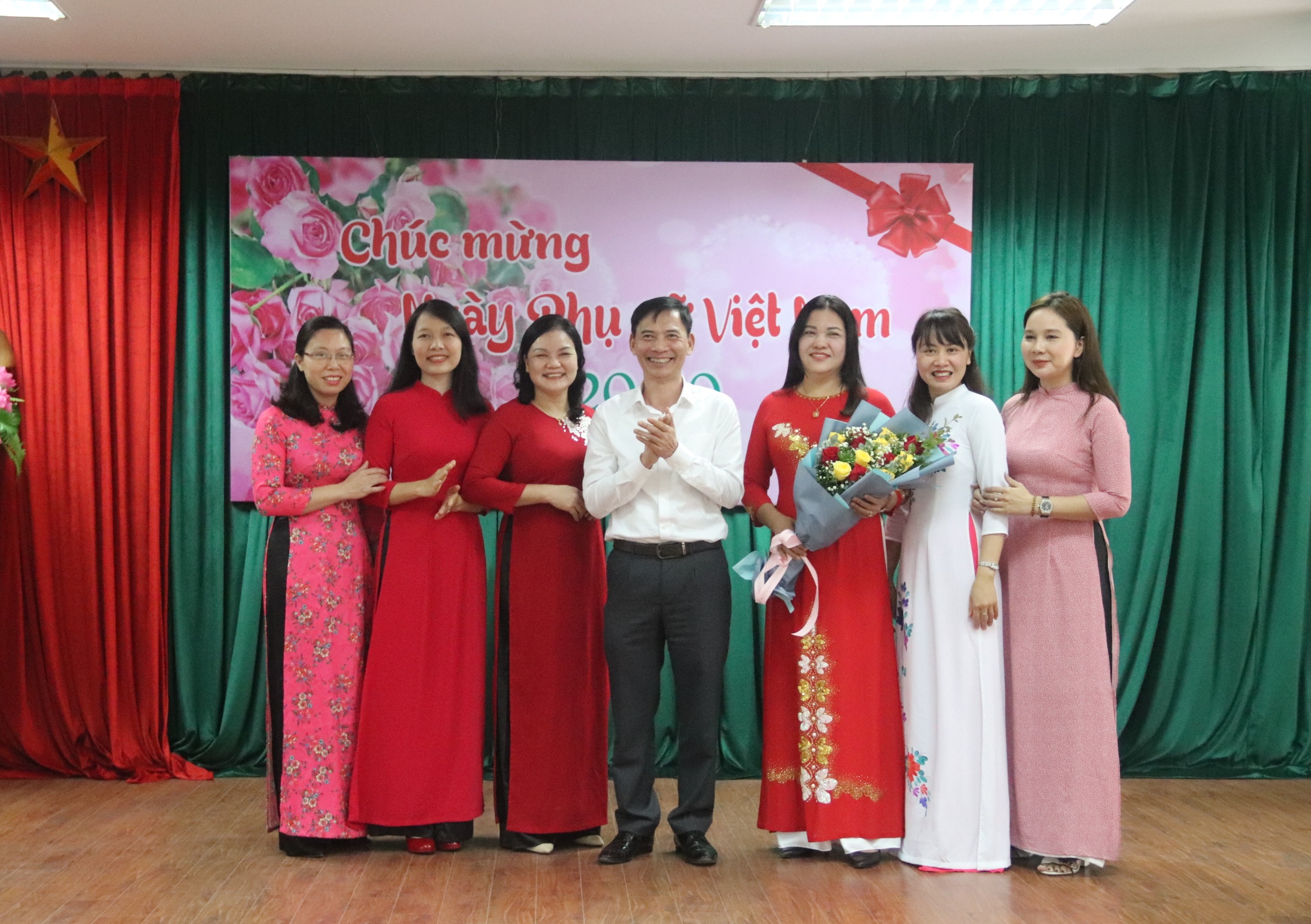 Đại diện các Phòng Khoa nhận hoa chúc mừng