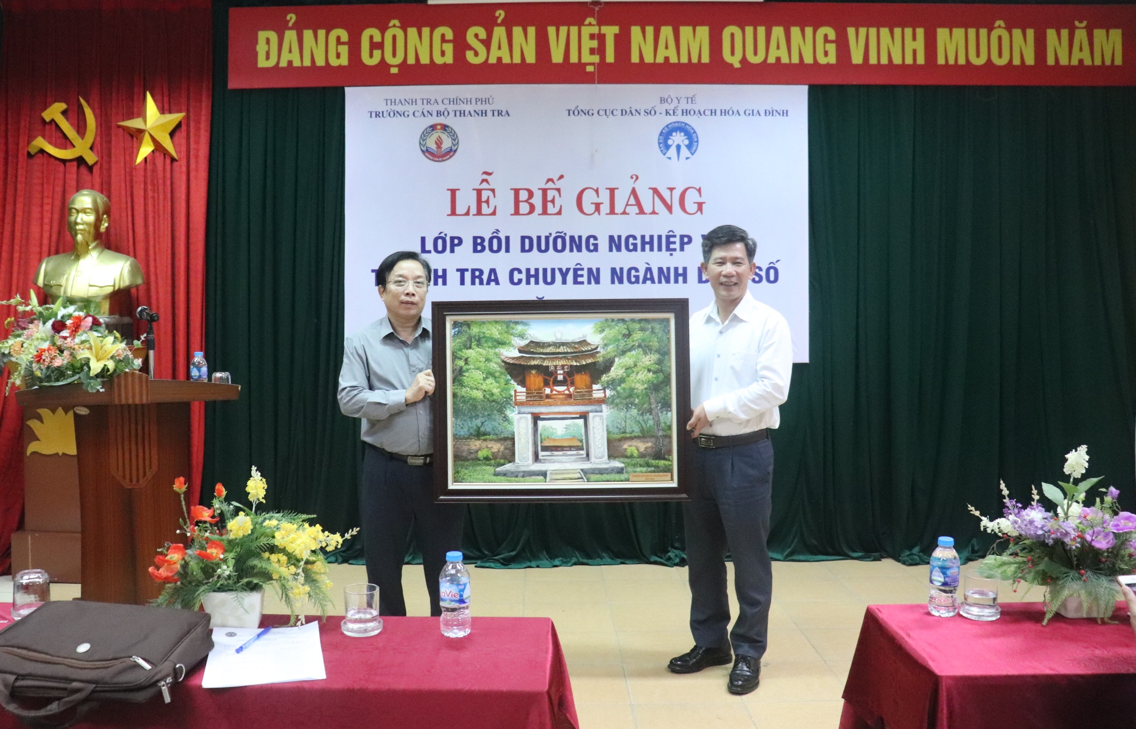 Đại diện học viên tặng quà Nhà trường