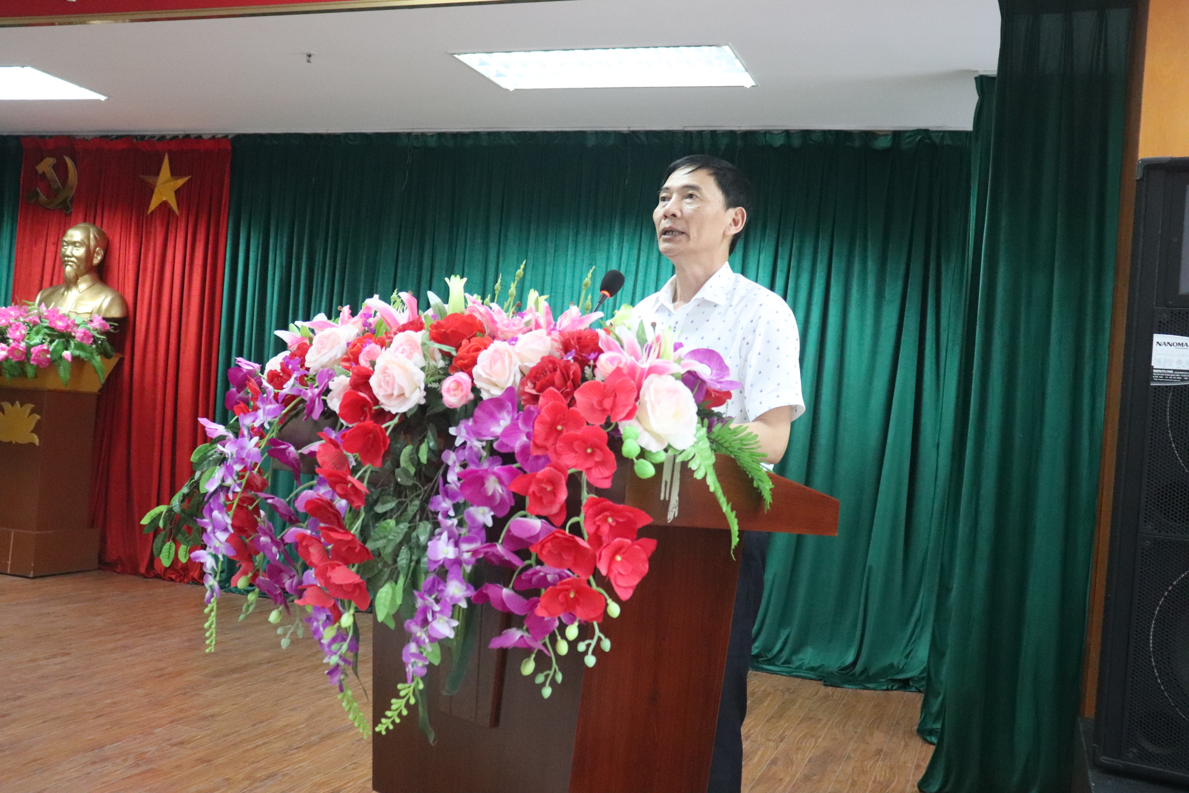 Đồng chí Vũ Văn Chiến Bí thư Đảng ủy Hiệu trưởng nhà trường chủ trì Hội nghị