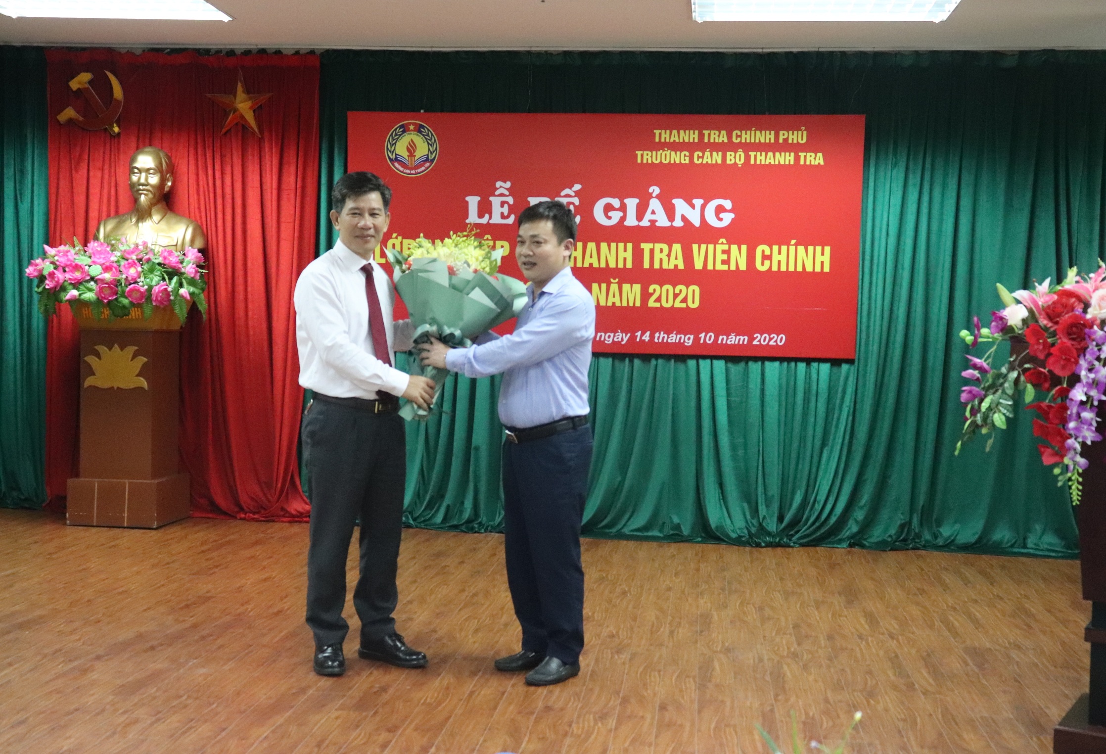 Học viên tặng hoa Phó Hiệu trưởng Trg CBTT