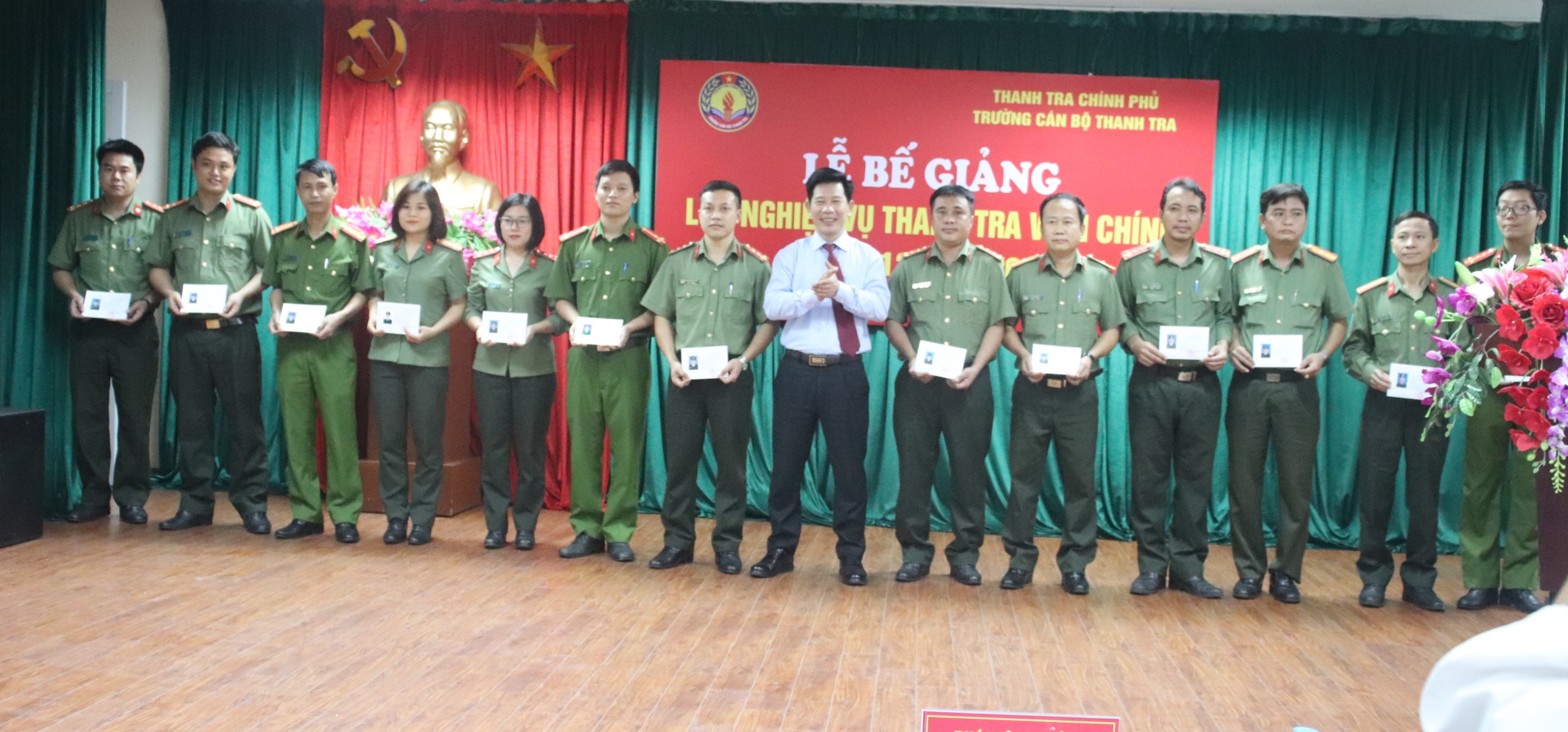 Lãnh đạo Trg CBTT trao Chứng chỉ chi học viên