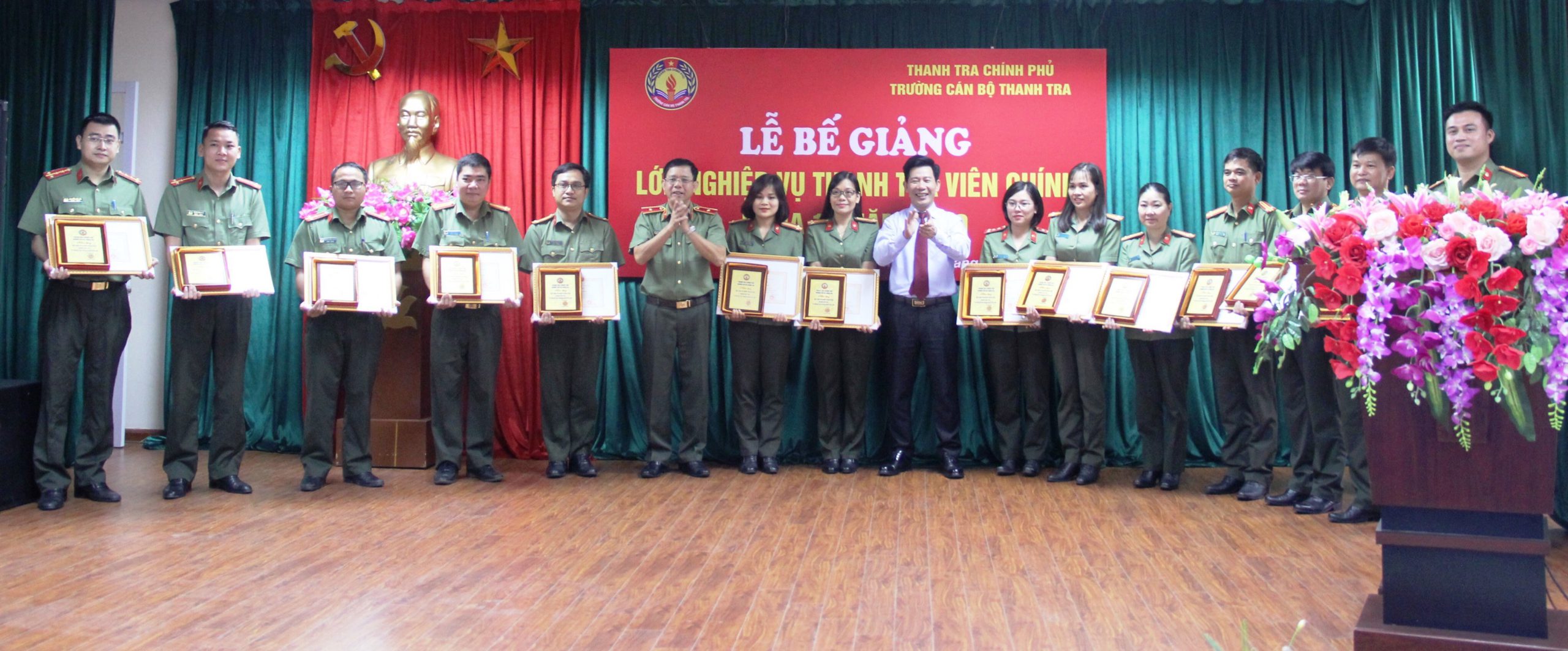 Lãnh đạo trao Giấy khen và Kỷ niệm chương cho HV