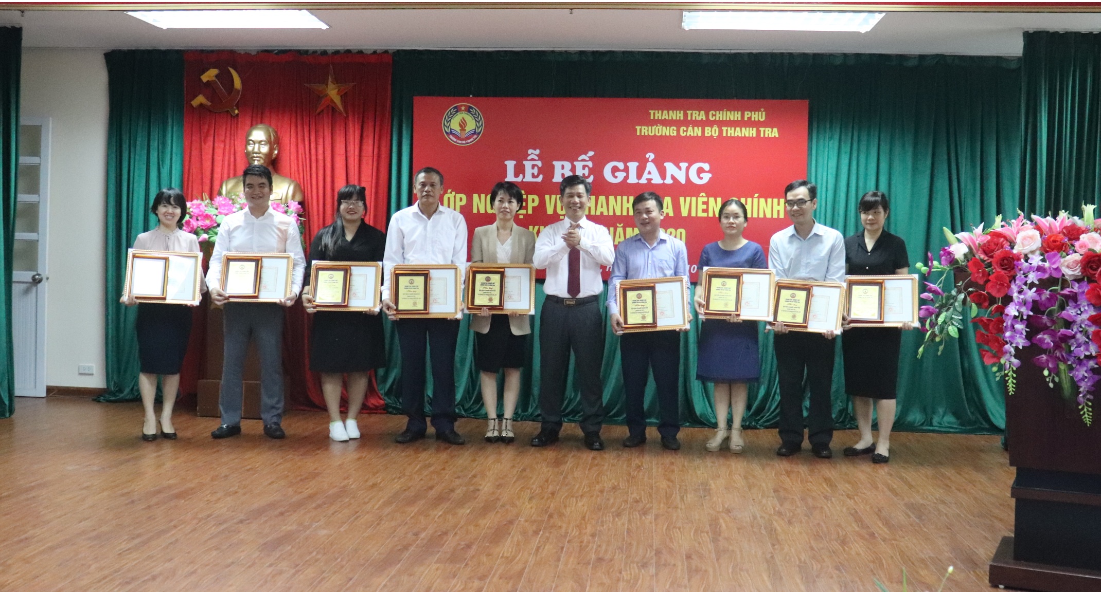 Ông NguyeenxVieets Thạch TTVCC Phó Hiệu trg Trg CBTT trao giấy khen cho học viên