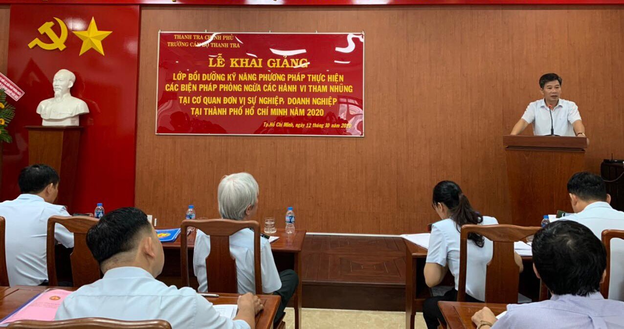 Ông Nguyễn Viết Thạch TTVCC Phó Hiệu Trưởng Nhà trường phát biểu khai giảng khóa học