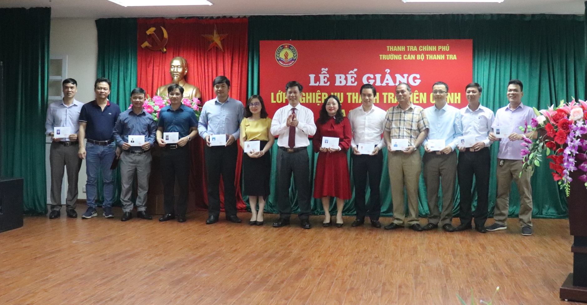 Ông Nguyễn Viết Thạch TTVCC Phó Hiệu trưởng Trg CBTT trao CC cho học viên