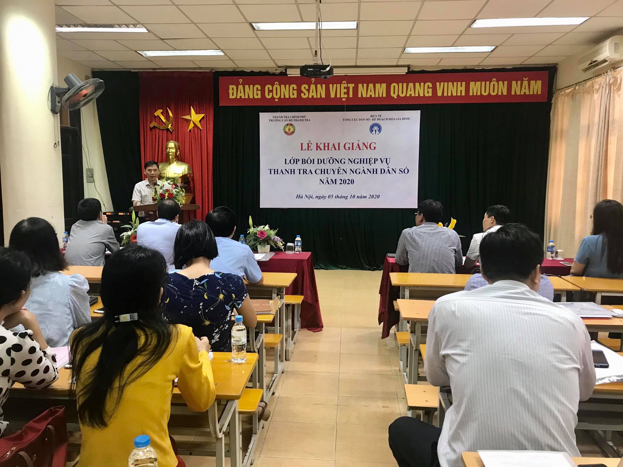 Ông Vũ Văn Chiến TTVCC HTrg Trg CBTT phát biểu khai giảng lớp học