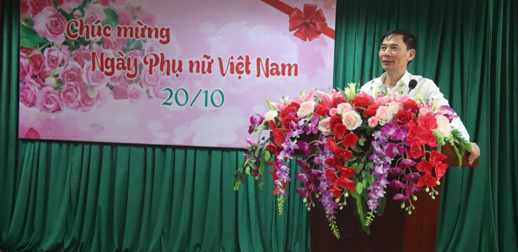 Ông Vũ văn Chiến Hiệu trưởng Trg CBTT phát biểu chúc mừng chị em nhân ngày 22 10