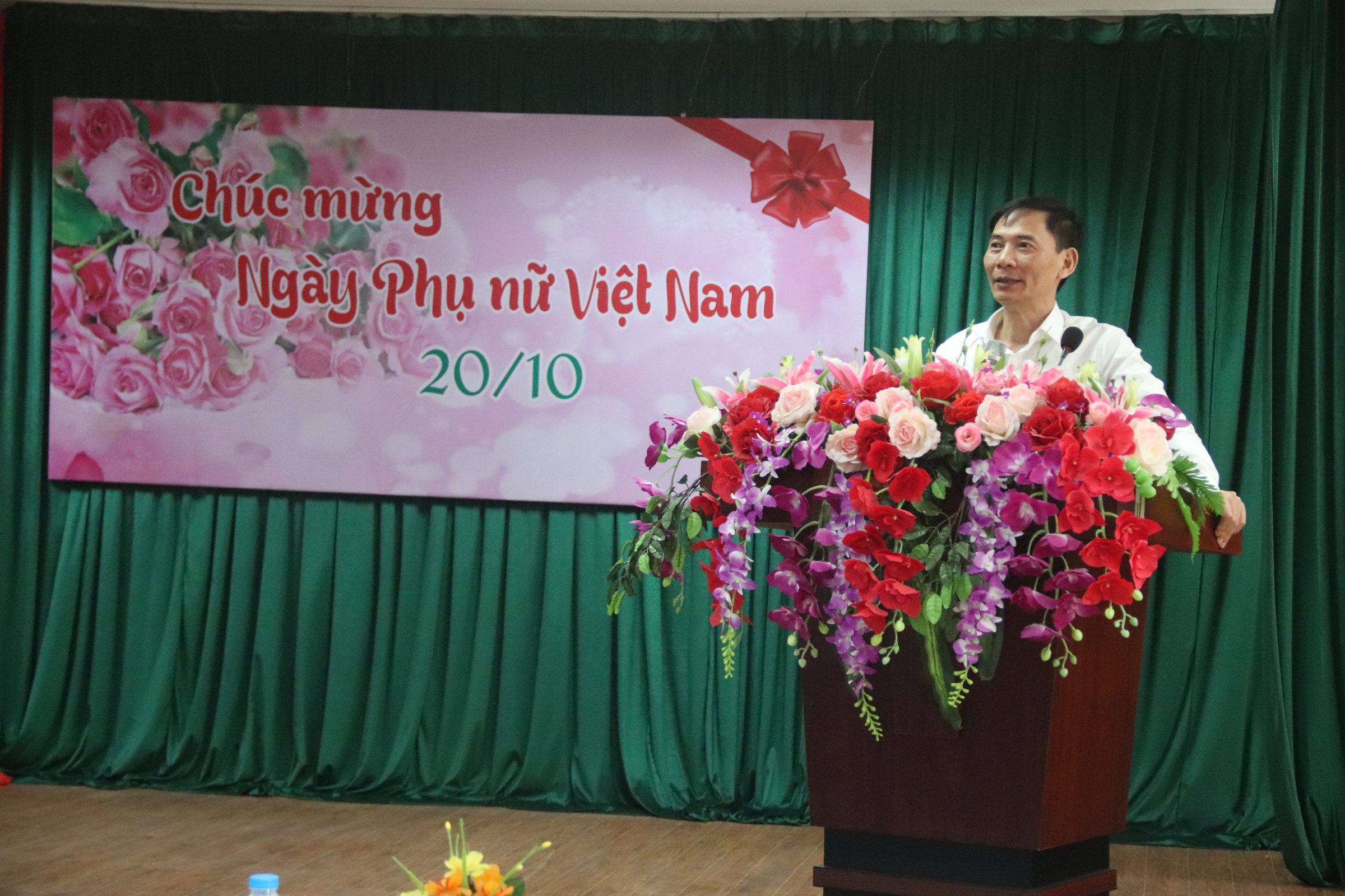 Ông Vũ văn Chiến Hiệu trưởng Trg CBTT phát biểu chúc mừng chị em nhân ngày 22 10