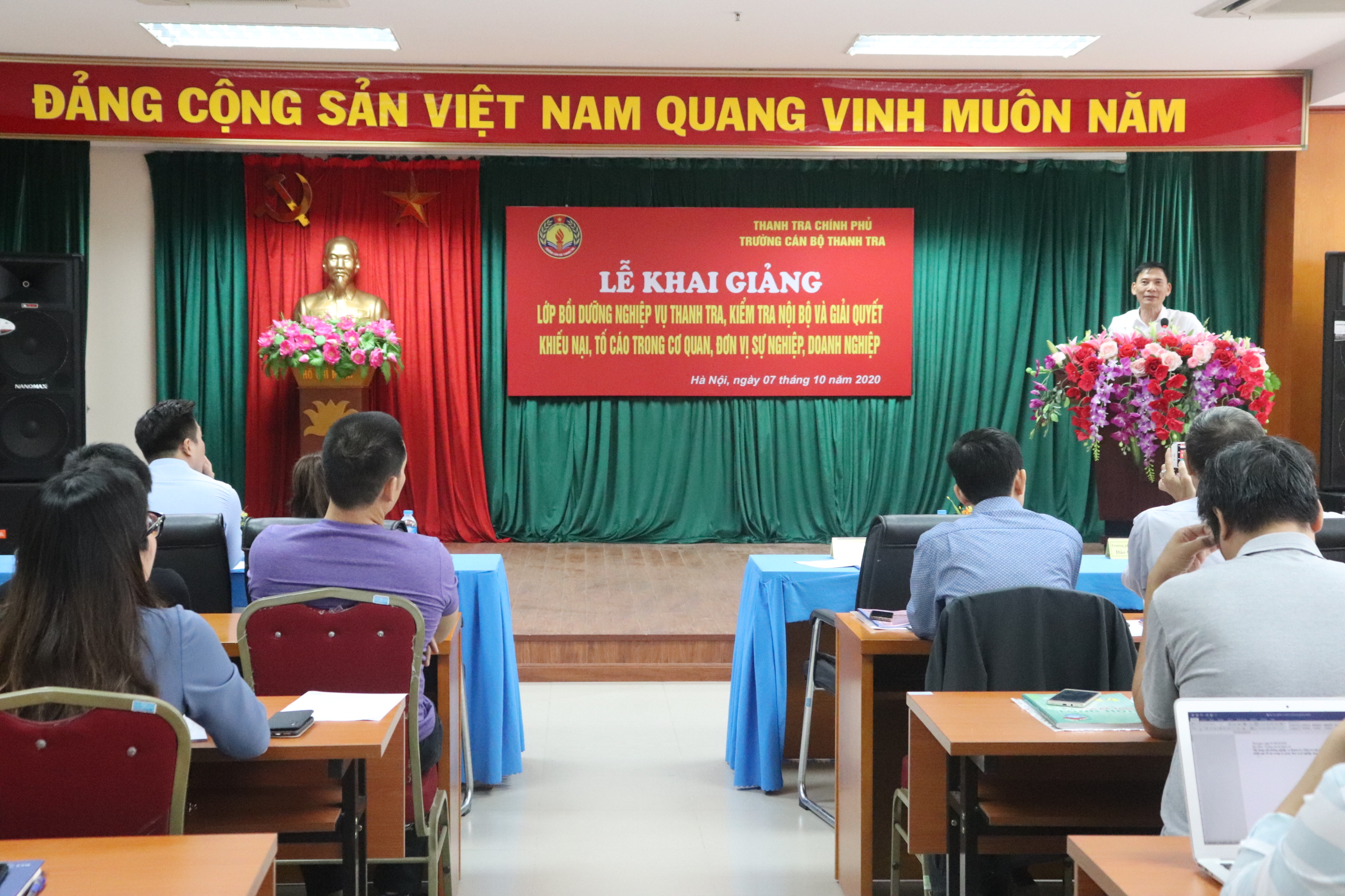 Toàn cản lớp học