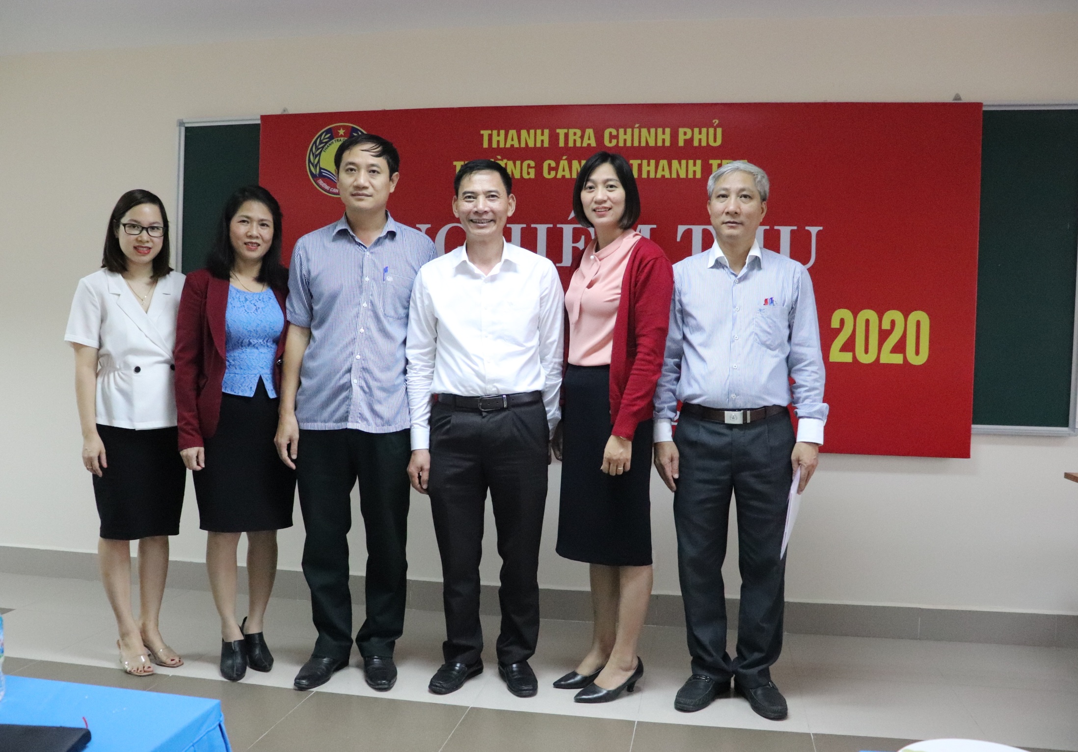 CN cđề chụp hình lưu niệm với HĐ nghiệm thu