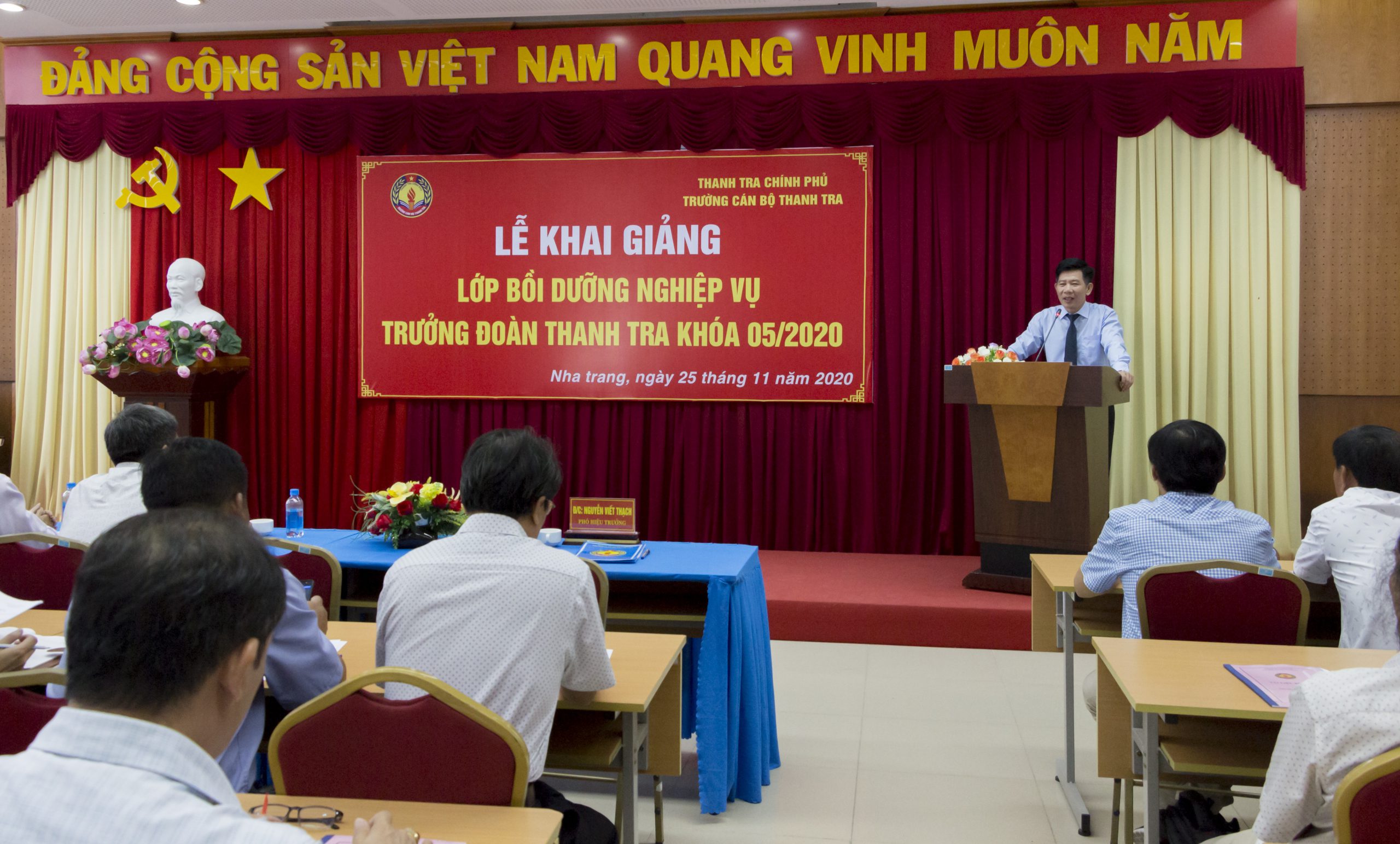 Ông NGuyễn Viết Thạch TTVCC Phó Hiệu tr Nhà trường phát biểu khai giảng khóa học