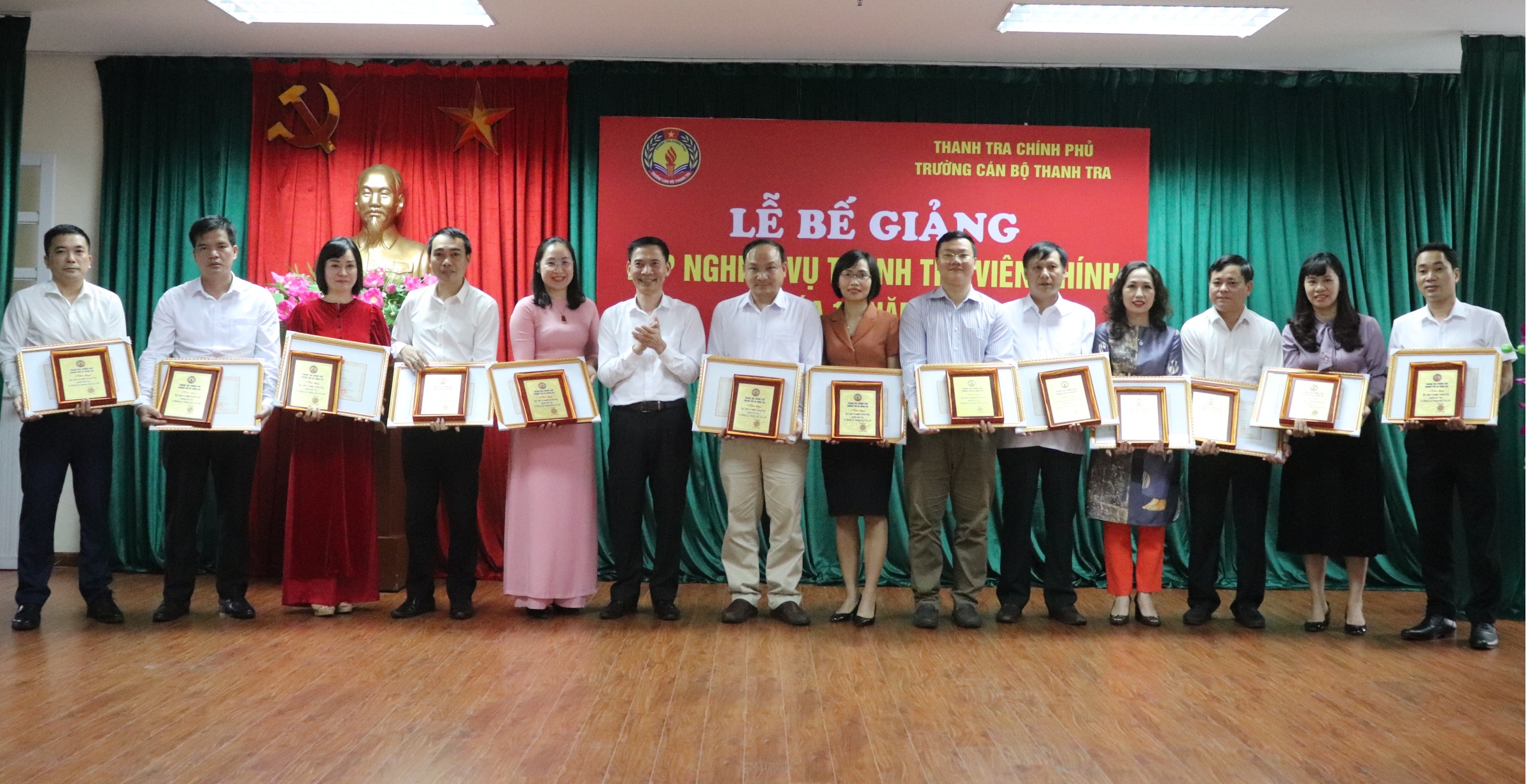 Ông Vũ VĂn Chiến TTVCC Hiệu trưởng Trg CBTT trao Giấy khen cho học viên