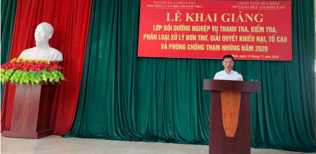 Ông Vũ Văn Chiến TTVCC HIệu trưởng Trg CBTT phát biểu khai giảng lớp học