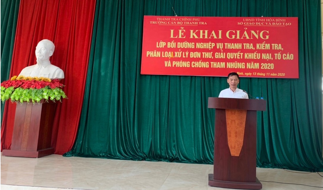 Ông Vũ Văn Chiến TTVCC HIệu trưởng Trg CBTT phát biểu khai giảng lớp học