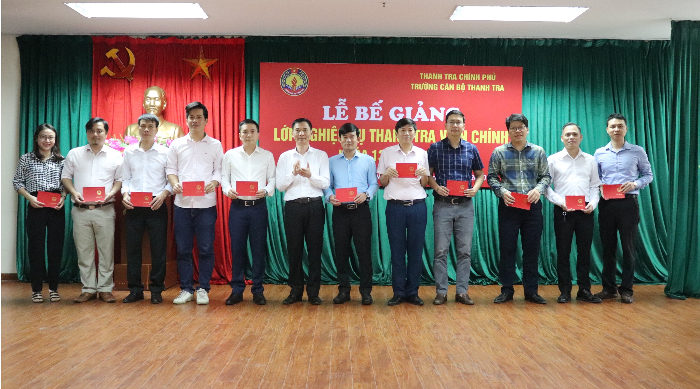 Ông Vũ Văn Chiến TTVCC Hiệu trưởng Trg CBTT trao chứng chỉ cho học viên