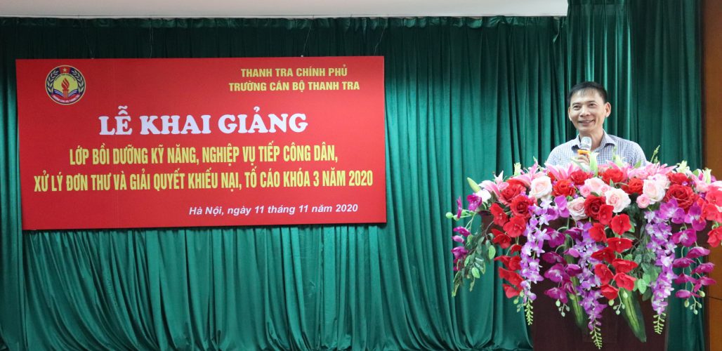 Ông Vũ Văn Chiến TTVCC Hiệu trưởng trg CBTT phát biểu khai giảng khóa học