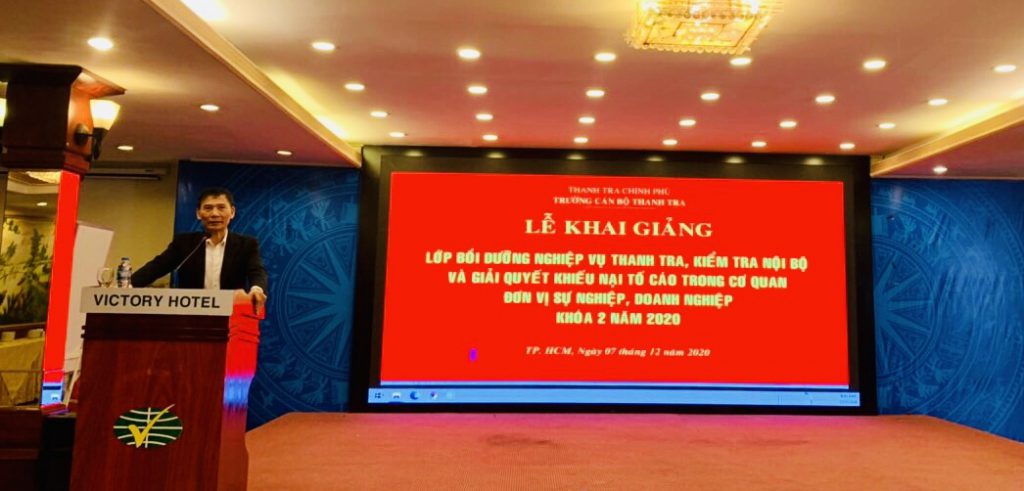 Ông Vũ Văn Chiến TTVCC Hiệu trưởng Trg CBTT phát biểu khai giảng lớp học