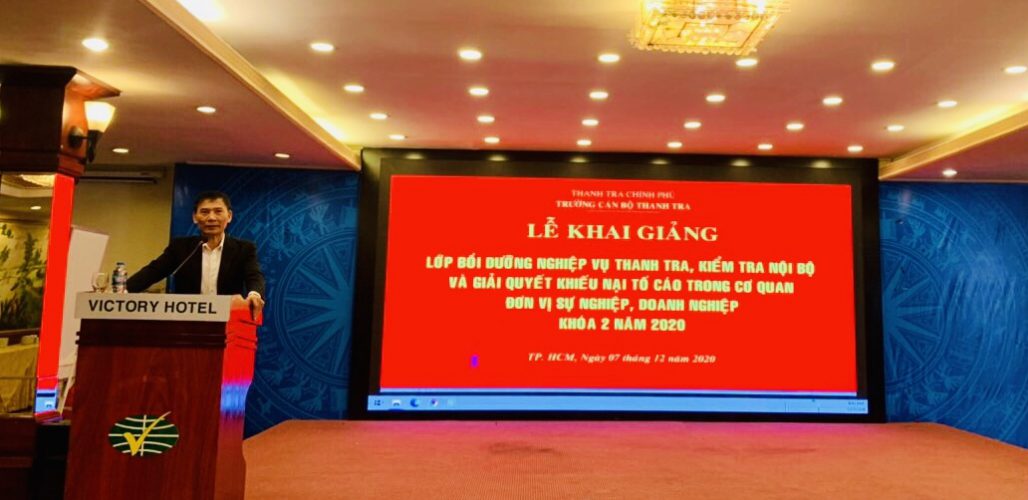 Ông Vũ Văn Chiến TTVCC Hiệu trưởng Trg CBTT phát biểu khai giảng lớp học