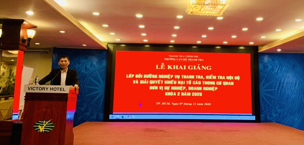 Ông Vũ Văn Chiến TTVCC Hiệu trưởng Trg CBTT phát biểu khai giảng lớp học