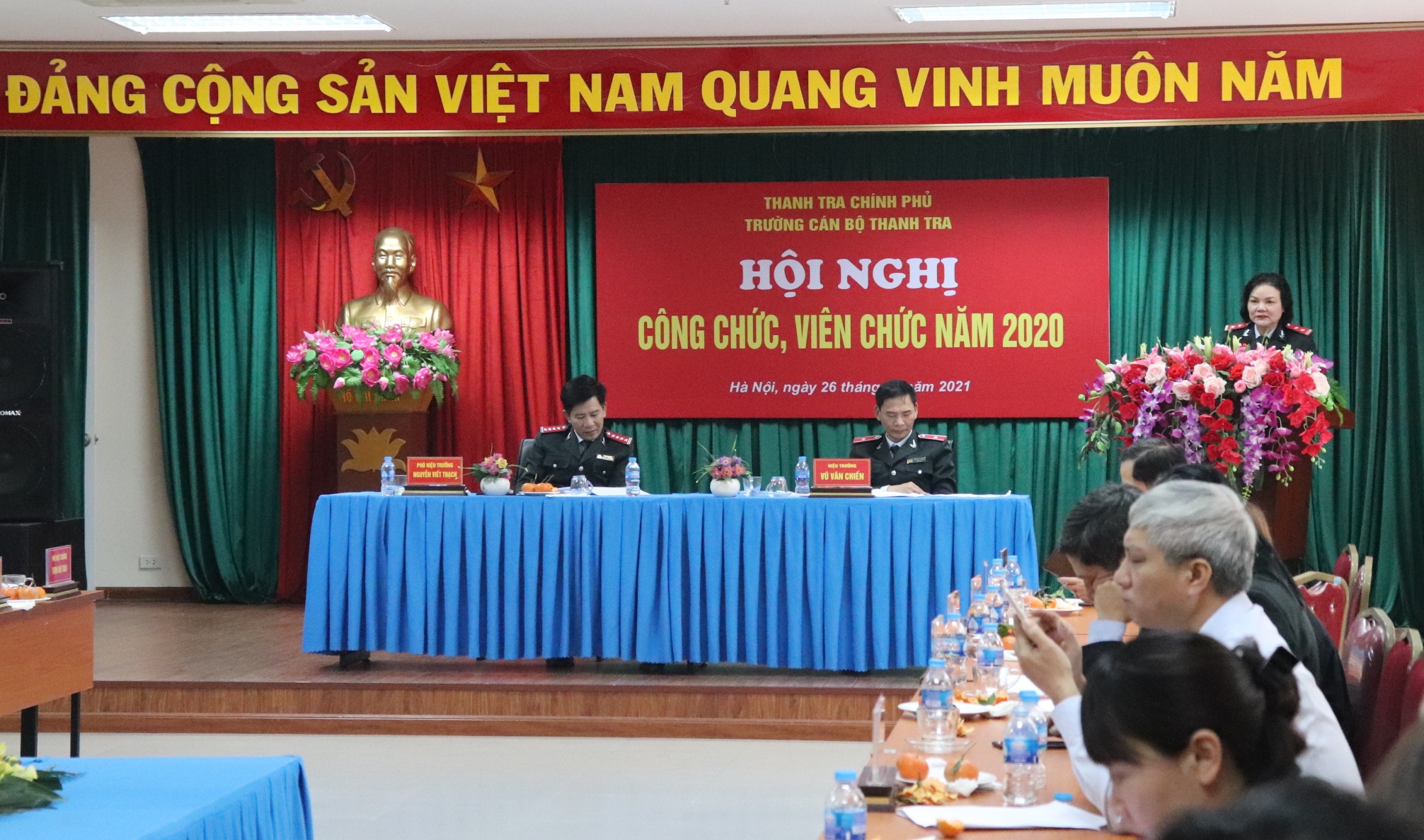 Bà Phạm Hồng Lương đọc dự thảo Giao ước thi đua