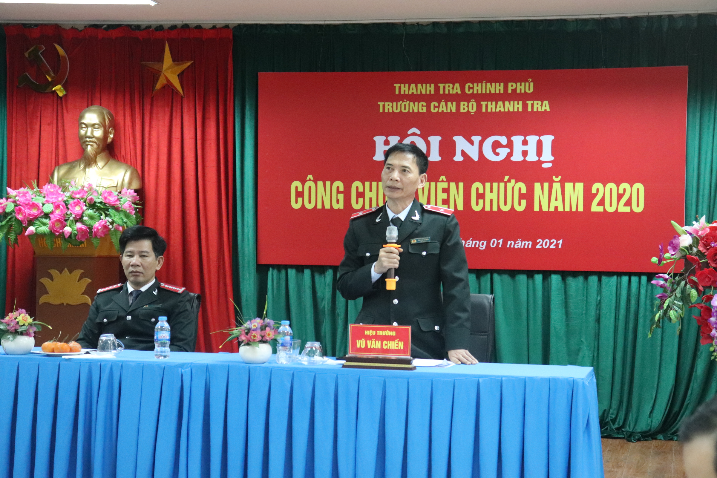 Ông Vũ Văn Chiến TTVCC Hiệu Trưởng Trg CBTT chủ trì Hội nghị