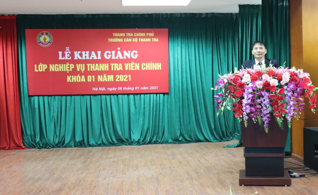 Ông Vũ Văn Chiến TTVCC Hiệu Trưởng Trg CBTT phát biểu khai giảng khóa học