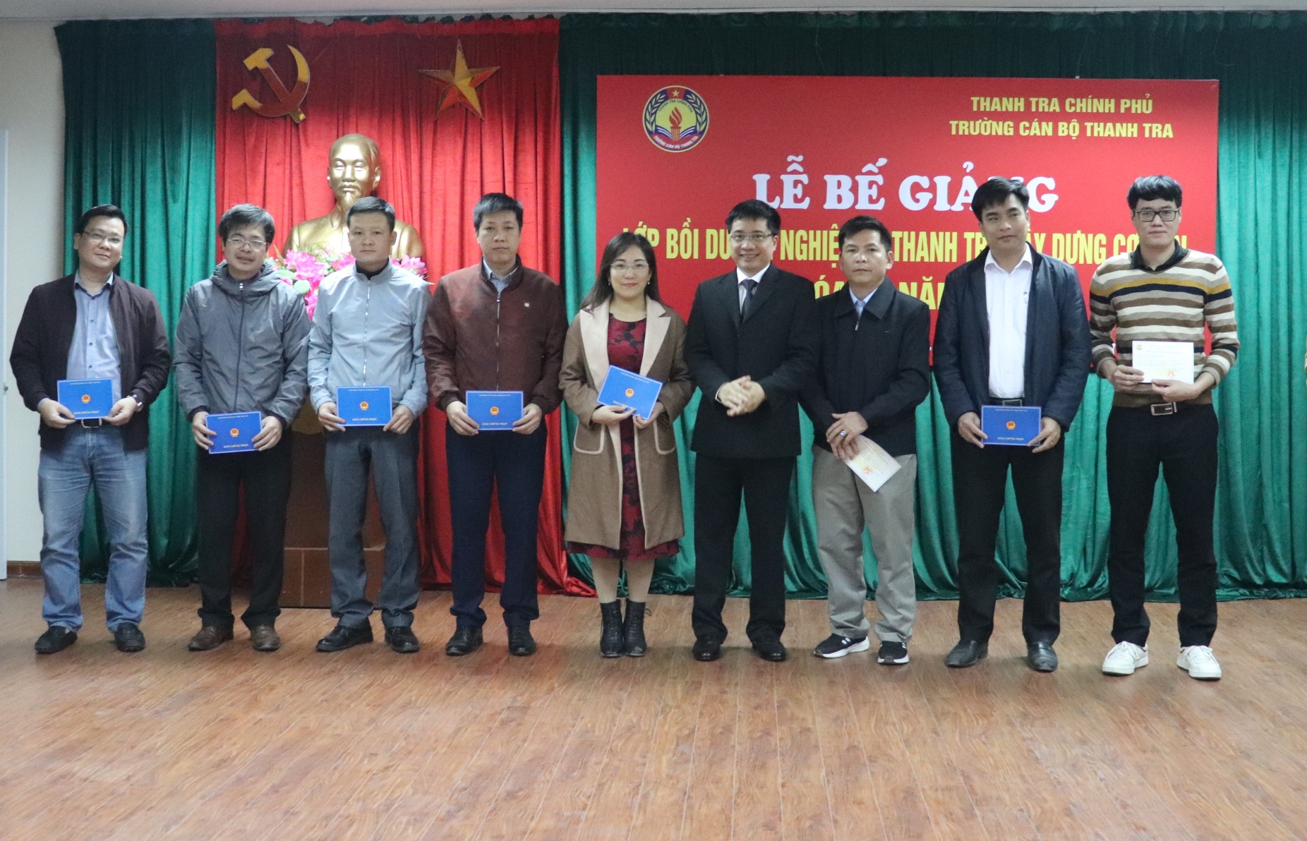 TS Trịnh Văn Toàn PHT Trường CBTT trao chứng nhận cho học viên