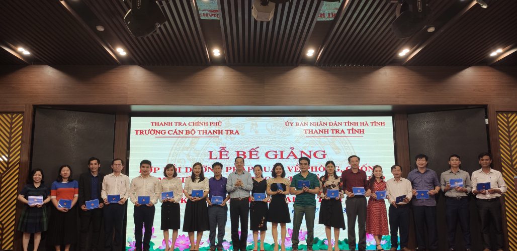 Ông Nguyễn Huy Hoàng TTVCC Phó Hiệu trg Trg CBTT trao chứng nhận hoàn thành khóa học cho học viên