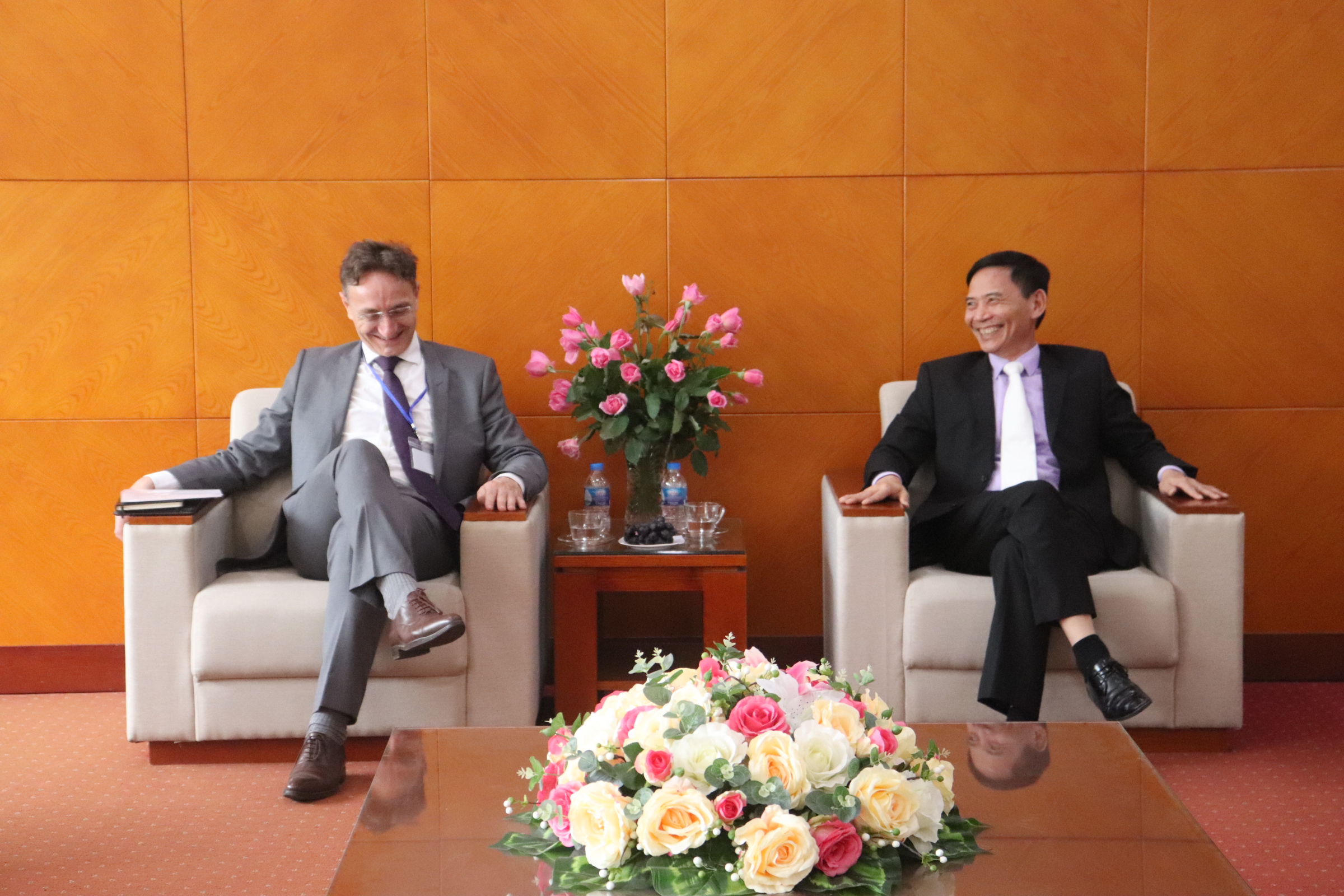 Ông Vũ Văn Chiến HTrg Nhà trg tiếp xã giao chuyên gia Pháp