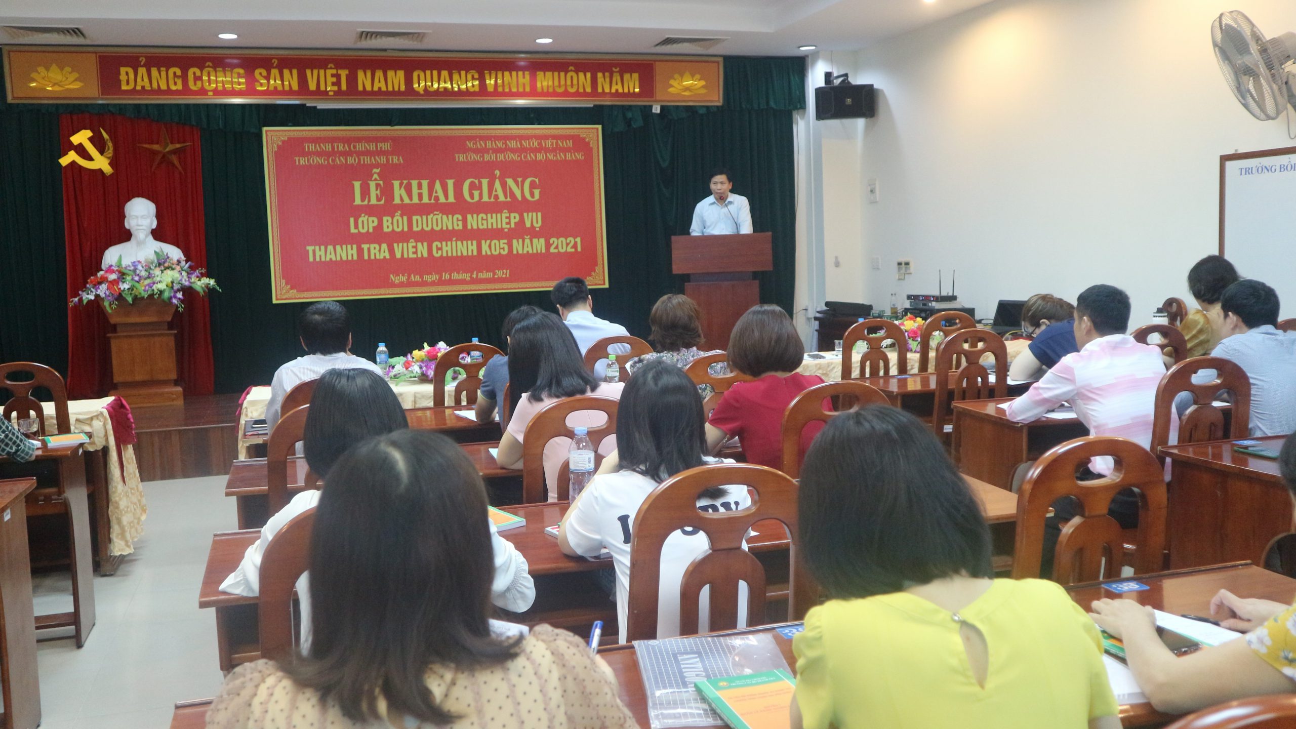 Đại diện Lãnh đạo Trg Bồi dưỡng cán bộ Ngân hàng phát biểu tại Lễ Khai giảng