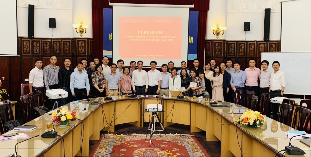 Đại diện Trường CBTT và HVNH trao chứng nhận cho học viên