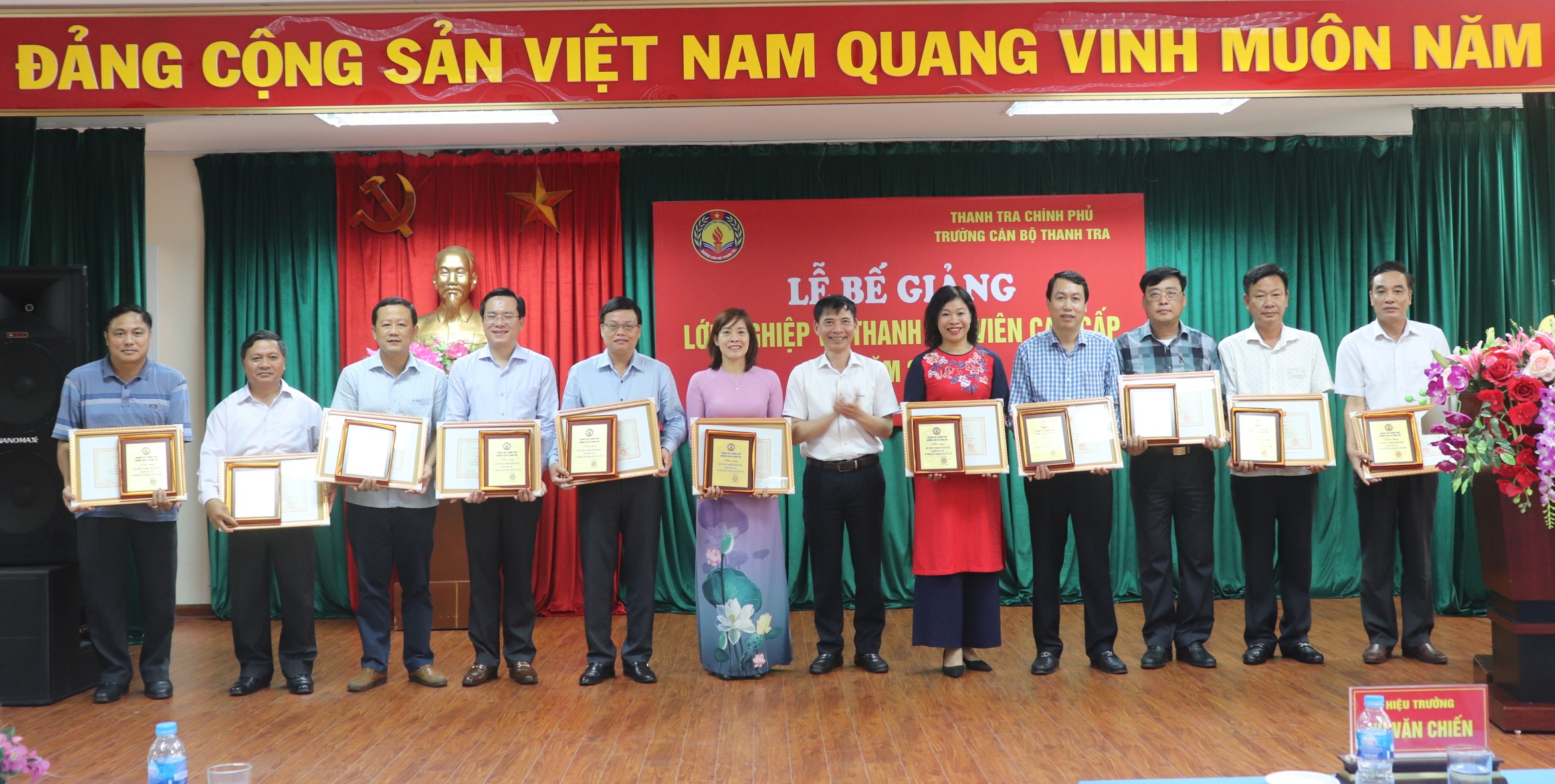 Hiệu Trưởng Nhà trường trao GK cho học viên