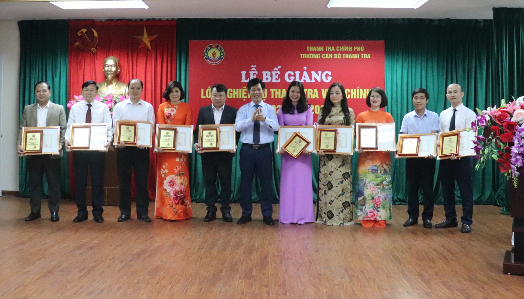 Ông Nguyễn Viết Thạch TTVCC Phó Hiệu trg trg CBTT trao GK cho học viên