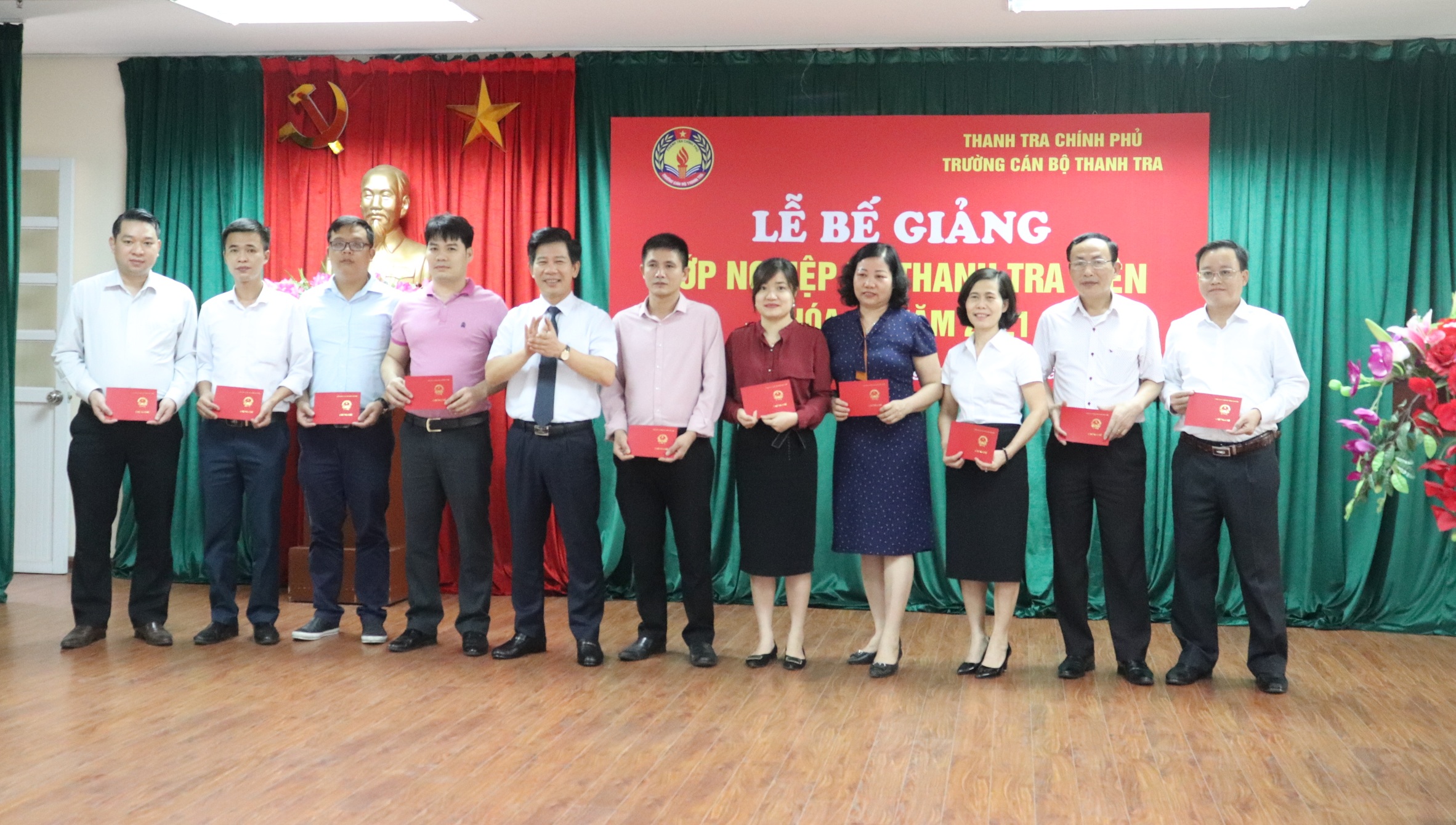 Ông Nguyễn Viết Thạch TTVCC Phó Hiệu trưởng Nhà trg trao chứng chỉ cho học viên