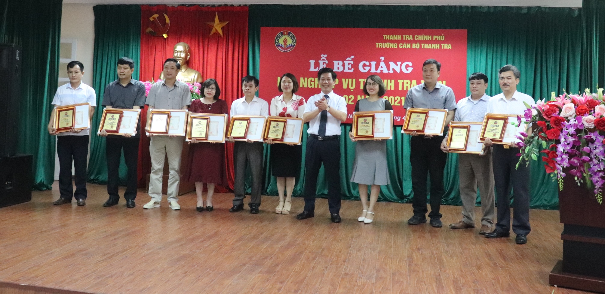 Ông Nguyễn Viết Thạch TTVCC Phó Hiệu trưởng nhà trg trao Giấy khen cho học viên