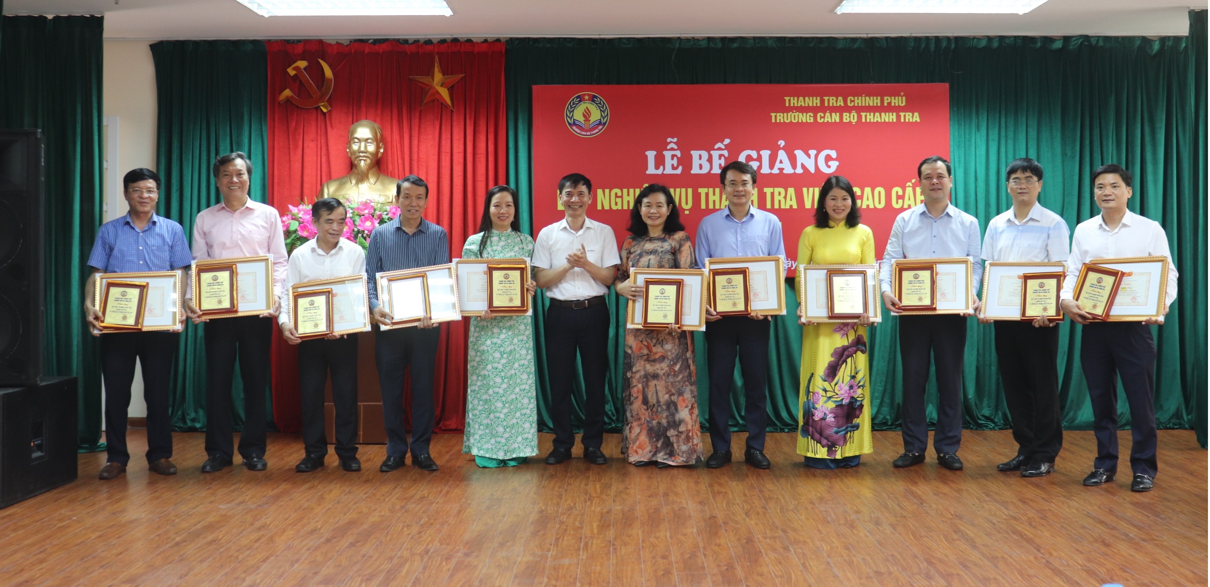 Ông Vũ Văn Chiến TTVCC Hiệu Trưởng Trg CBTT trao GK cho học viên