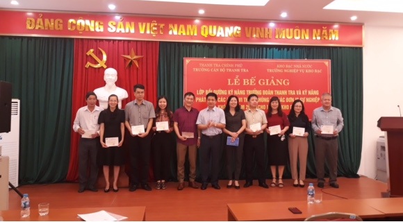 TS Trịnh Văn Toàn Phó Hiệu Trưởng Nhà trường trao chứng nhận hoàng thành khóa học cho học viên