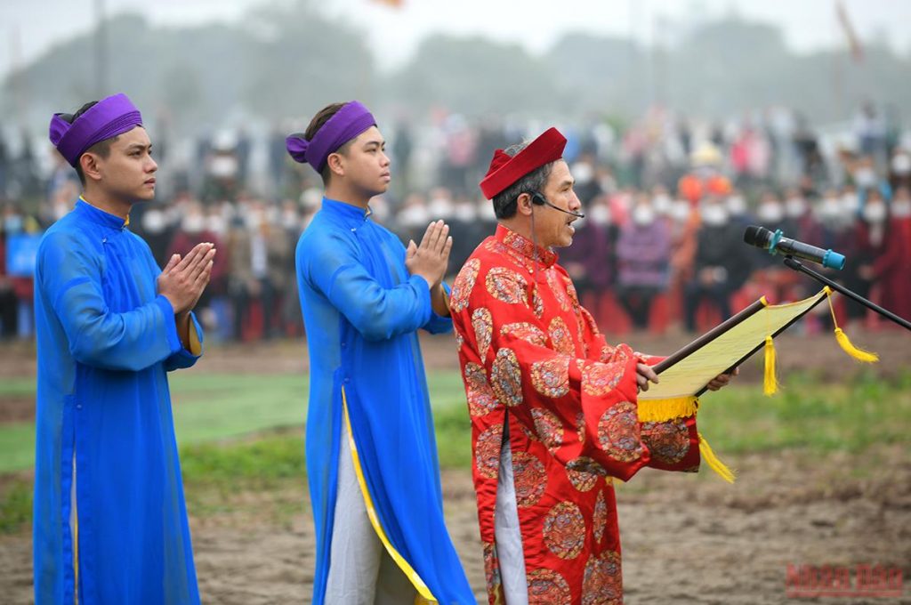 Chủ tịch nước Nguyễn Xuân Phúc xuống đồng cày ruộng tại Lễ Tịch điền Đọi Sơn