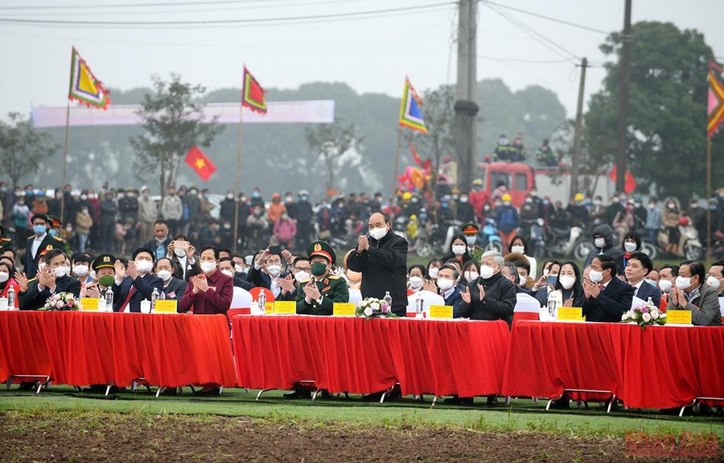 Chủ tịch nước Nguyễn Xuân Phúc xuống đồng cày ruộng tại Lễ Tịch điền Đọi Sơn