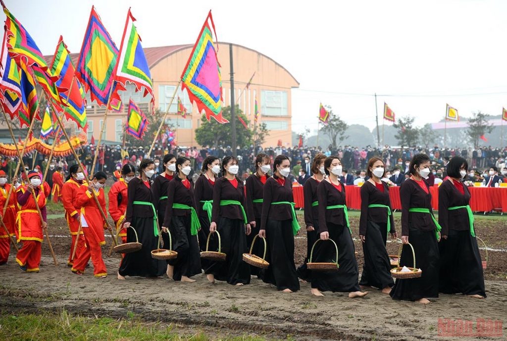Chủ tịch nước Nguyễn Xuân Phúc xuống đồng cày ruộng tại Lễ Tịch điền Đọi Sơn