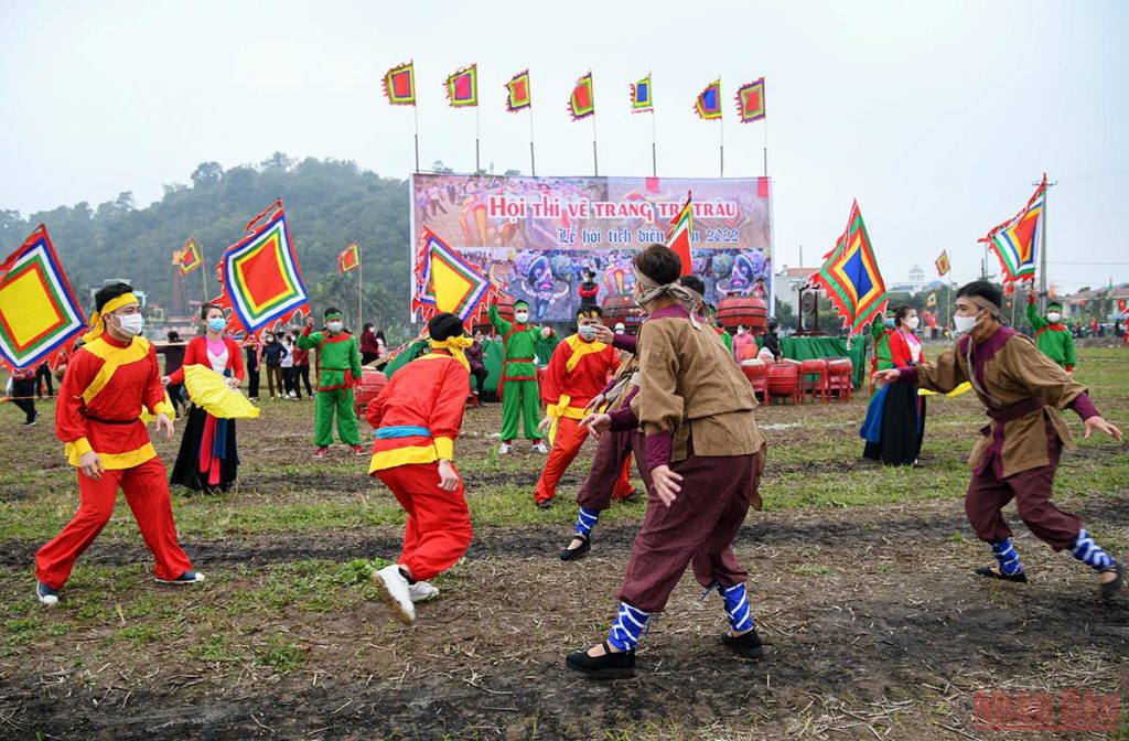 Chủ tịch nước Nguyễn Xuân Phúc xuống đồng cày ruộng tại Lễ Tịch điền Đọi Sơn