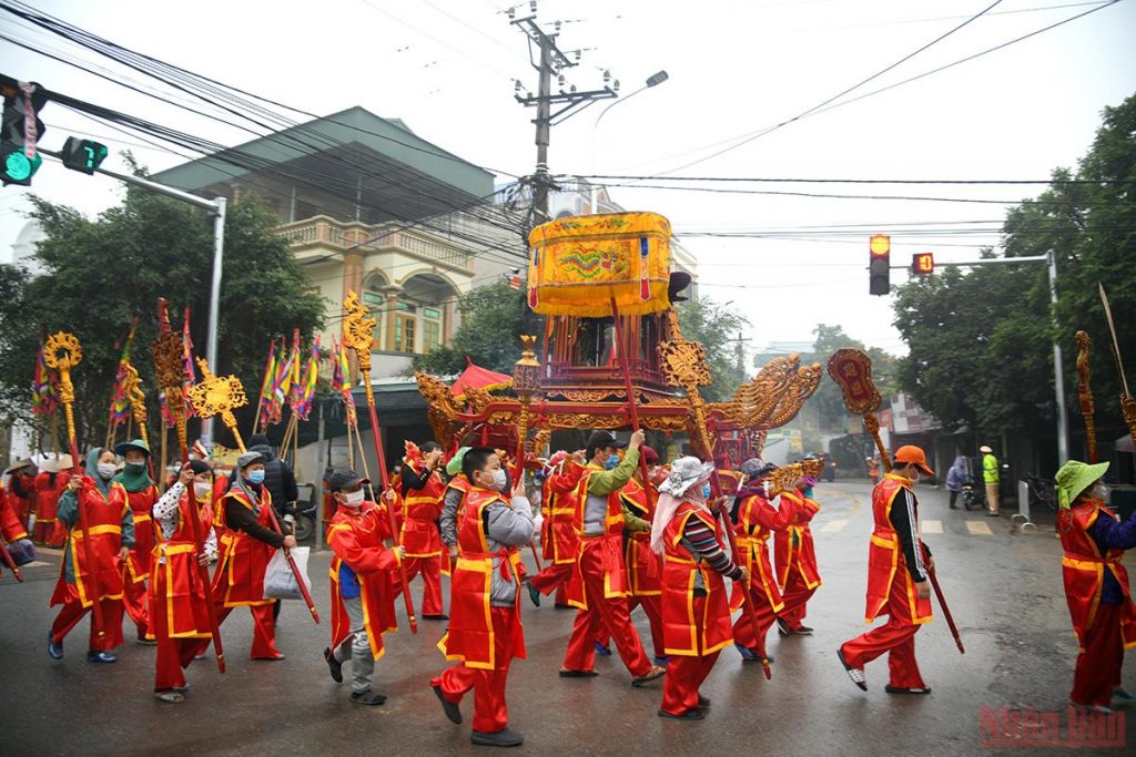 Chủ tịch nước Nguyễn Xuân Phúc xuống đồng cày ruộng tại Lễ Tịch điền Đọi Sơn